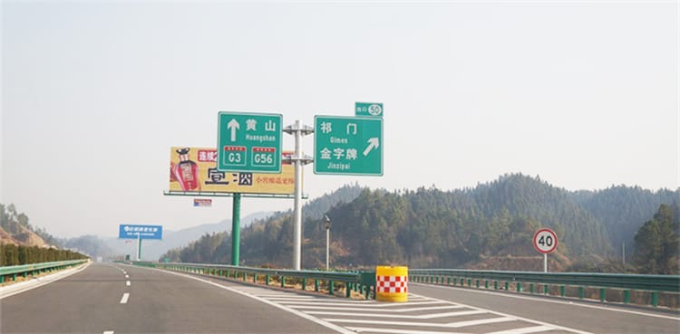 潍青高速护栏安装完成